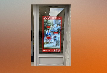 Système de film tactile avec écran derrière une vitre de boutique